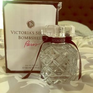 Victoria’s Secret bombshell Paris